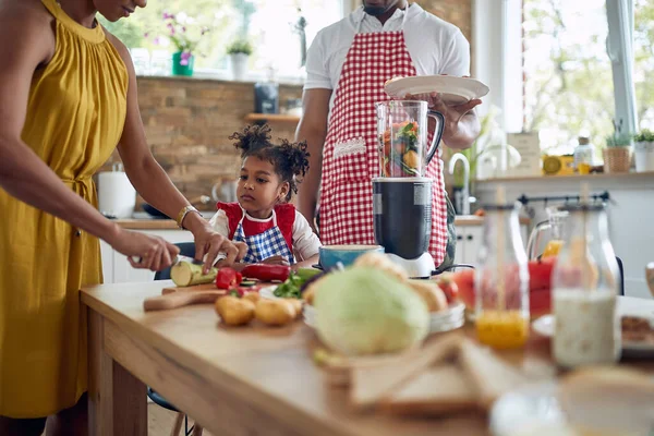 非裔美国人家庭聚在一起在厨房里做饭 图片展示了一个母亲 父亲和女儿在厨房配料和餐具的陪伴下协同工作的情景 — 图库照片