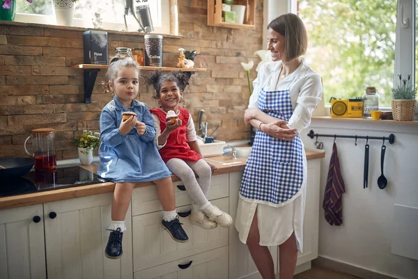 Joyful Young Mother Together Kitchen Two Little Girls Sitting Kkitchen — Stock Photo, Image