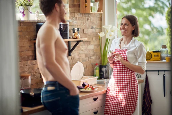 Kvinnan Tar Hand Att Förbereda Härlig Frukostbuffé När Hon Står — Stockfoto