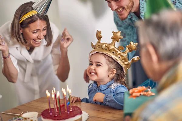 Schattig Klein Verjaardagsmeisje Voor Verjaardagstaart Met Aangestoken Kaarsen Super Opgewonden — Stockfoto