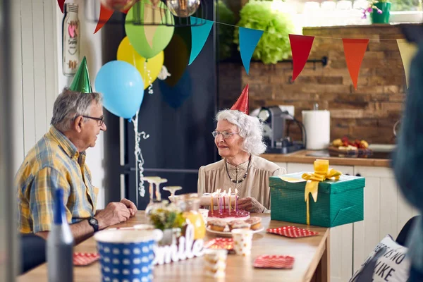 Mooi Moment Van Liefde Verjaardagsfeest Als Opa Verrast Oma Met — Stockfoto