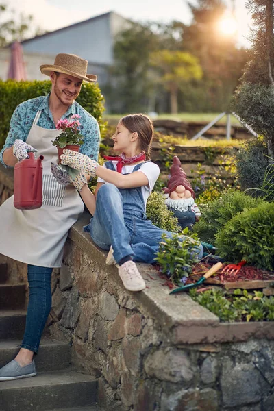 Pai Filha Encontram Alegria Feliz Meio Seu Oásis Jardim Seu — Fotografia de Stock