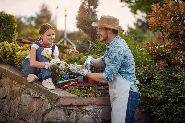 Putri Dan Ayah Berkebun Bersenang Senang Bersama Konsep Keluarga Outdoor — Stok Foto