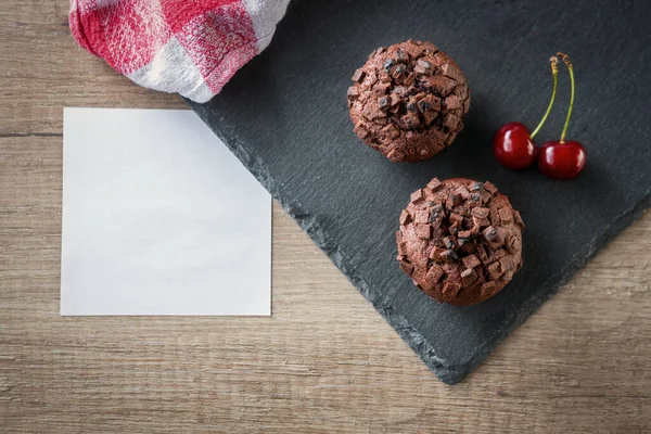 Choklad Muffins Med Körsbär Och Tomt Kort Lägga Till Egna — Stockfoto