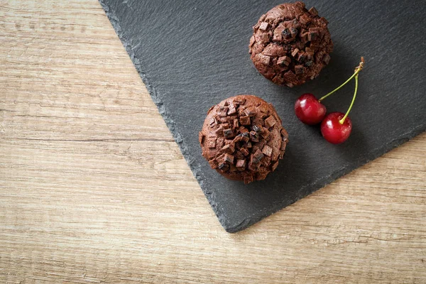 Muffins Mit Kirsch Und Schokoladenhintergrund — Stockfoto
