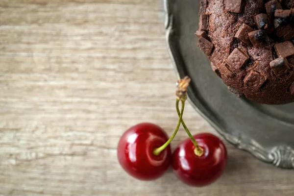 Frische Schokoladenmuffins Mit Frischer Kirsche Aus Nächster Nähe — Stockfoto