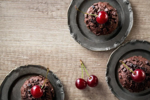 Schokoladen Muffins Mit Frischem Kirsch Background Dekoriert — Stockfoto