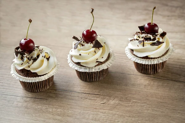 Cupcake Decorato Con Crema Alla Vaniglia Cremosa Ciliegia Dolce Rosso — Foto Stock