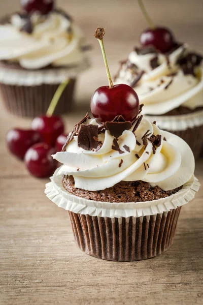 Cupcake Vanilla Cream Cherry Wooden Tabl — Stock Photo, Image
