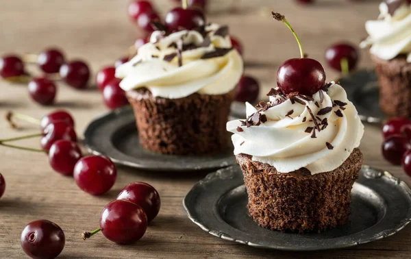 Desszert Cseresznye Csokoládé Muffinok Vaníliakrémmel — Stock Fotó