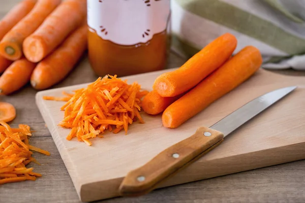 Сырая Морковь Разделочной Доске Ножом — стоковое фото