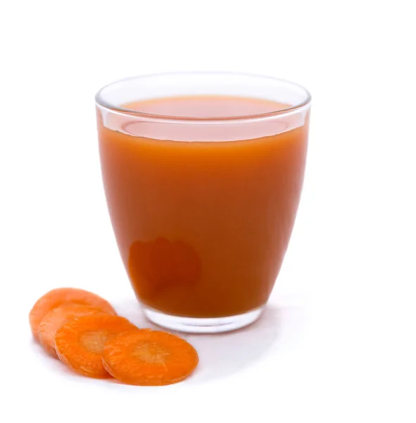 一杯胡萝卜汁和新鲜的胡萝卜 在白葡萄酒中分离出来 — 图库照片