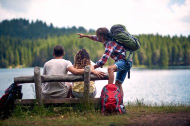 Arkadaşlar güzel nehrin kıyısında eğlenirler. Mükemmel bir kaçış..