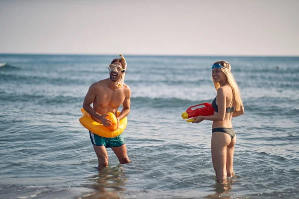 Paar Von Freunden Bei Einer Wasserpistolenschlacht Strand — Stockfoto