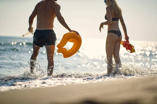 Ζευγάρι Στην Παραλία Παίζει Στις Καλοκαιρινές Διακοπές Διασκεδαστικές Στιγμές Διασκεδαστικές — Φωτογραφία Αρχείου