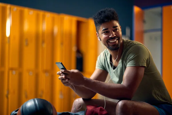 Leende Ung Man Använder Smatphone Gymmet Omklädningsrum Före Träningen Sport — Stockfoto
