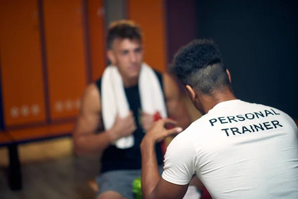 教练建议年轻的拳击手在更衣室里 坐在贝恩上面对面交谈 拳击比赛的准备工作 — 图库照片