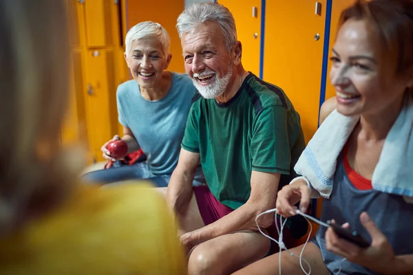 在训练课结束后 老年人和朋友们在健身房更衣室里进行了愉快的交谈 积极的老年生活概念 — 图库照片