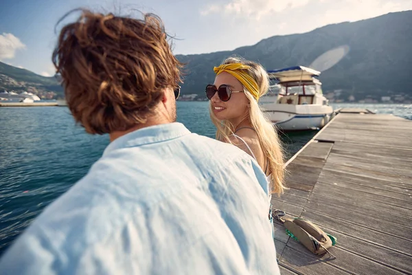 一对年轻夫妇在海滨一个阳光明媚的日子在码头上聊天时的特写 — 图库照片