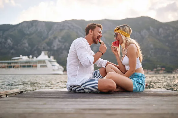 로맨틱 부두에서 수박을 먹으면서 데이트를 방식에 — 스톡 사진