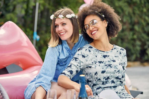 Két Legjobb Barátot Elkapnak Tiszta Öröm Nevetés Pillanatában Egy Lánybúcsúztatón — Stock Fotó