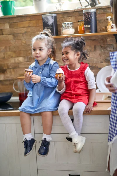 Dvě Mladé Dívky Jsou Zachyceny Rozkošném Okamžiku Jak Sedí Kuchyňské — Stock fotografie