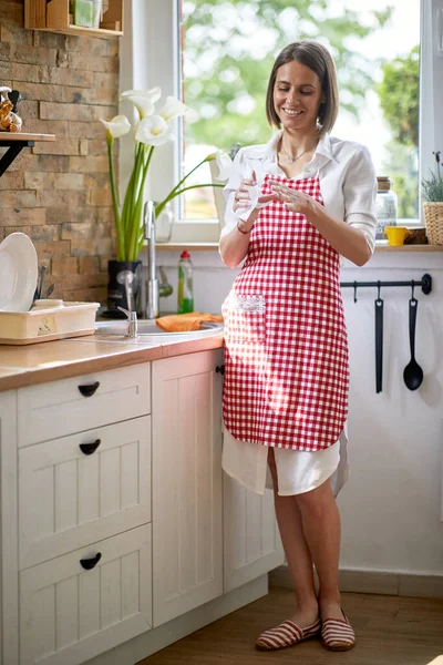 Woman Confidently Wiping Her Hands Completing Dishwashing Adorned Charming Apron — Stock Photo, Image
