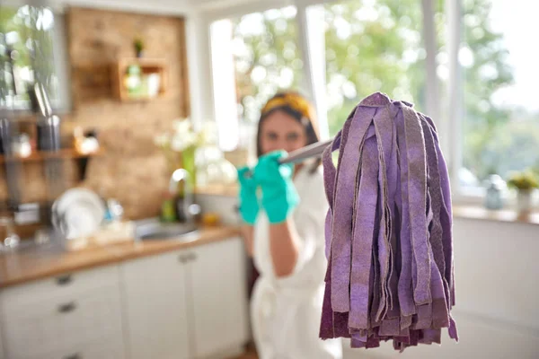 Kadın Mutfağını Temizliyor Odaklanmış Kararlılıkla Düzenli Bir Şekilde Her Köşeyi — Stok fotoğraf