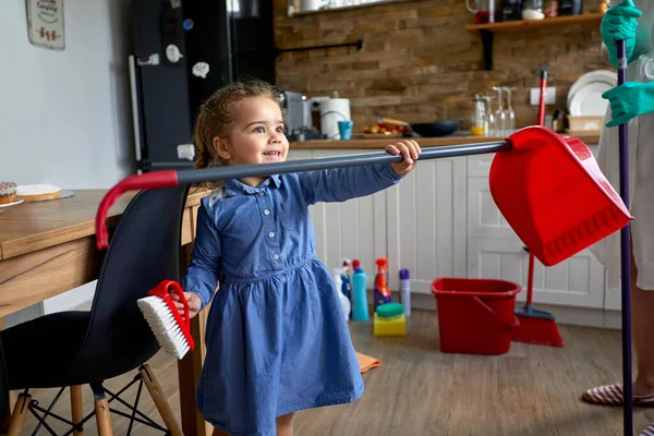 Menina Ansiosamente Uma Mão Mãe Durante Uma Sessão Limpeza Cozinha — Fotografia de Stock