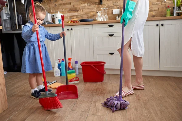 Junges Mädchen Hilft Eifrig Ihrer Mutter Bei Der Küchenreinigung Mit — Stockfoto
