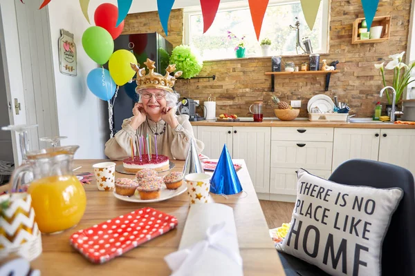 Mormor Sitter Vid Ett Bord Prydd Med Födelsedagstårta För Att — Stockfoto