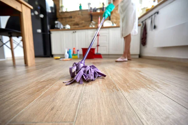 Kadın Mutfak Zeminini Temizliyor Uzman Bir Hassasiyetle Bir Paspası Ustalıkla — Stok fotoğraf