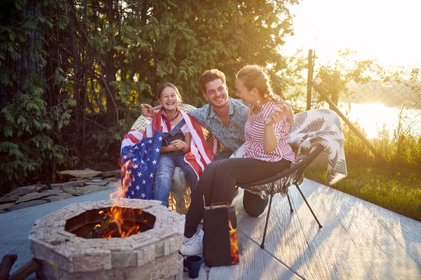 Família Reúne Seu Quintal Desfrutando Alegria União Pais Sua Filha — Fotografia de Stock