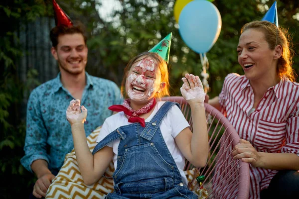 Ebeveynler Kızlarının Doğum Gününü Kutlarken Mutlu Anlar Işıl Işıl Gülücüklerle — Stok fotoğraf