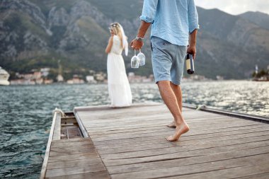 Kadeh ve şarap tutan romantik genç adam.