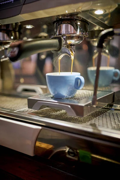 制作浓缩咖啡的咖啡机的特写 — 图库照片