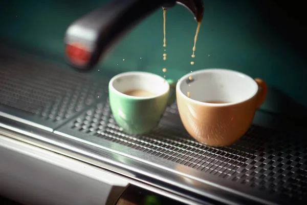 制作大杯和小杯浓缩咖啡的特写 — 图库照片