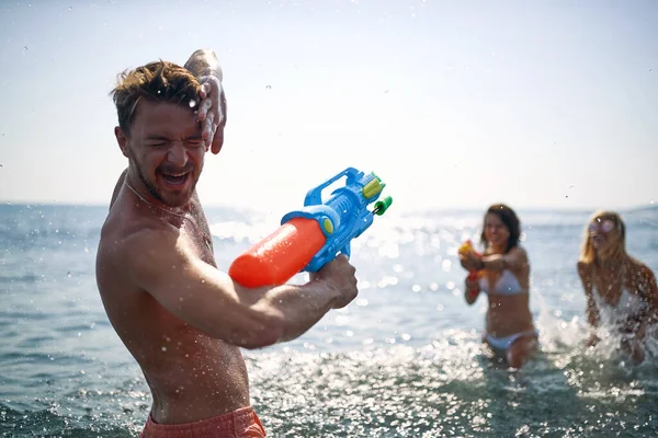 Gruppo Amici Sta Giocando Con Pistole Acqua Spiaggia Una Bella — Foto Stock