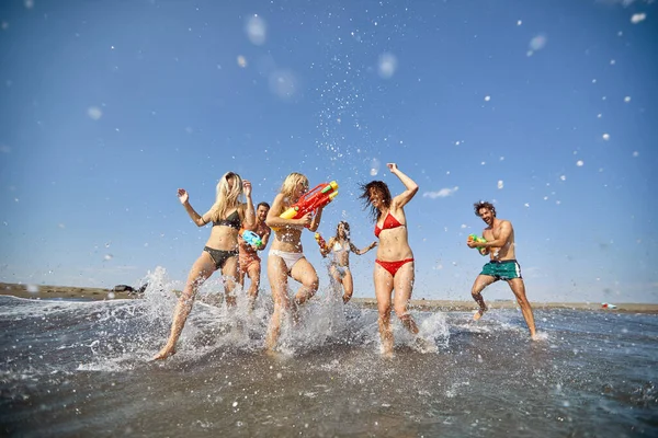 Grupa Białych Przyjaciół Walczy Plaży Pistoletami Wodę — Zdjęcie stockowe