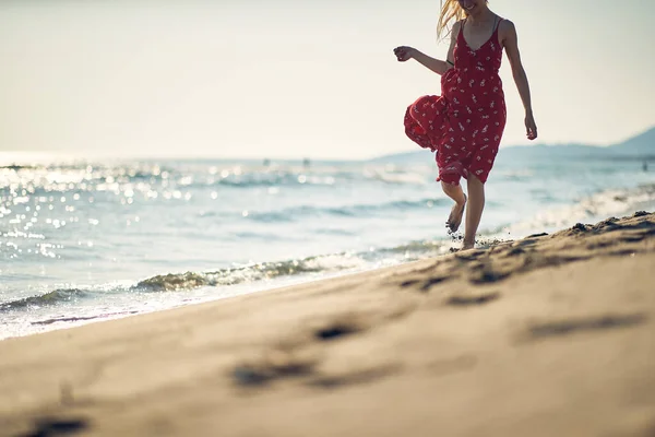 Una Joven Está Disfrutando Del Viento Mientras Camina Por Playa — Foto de Stock