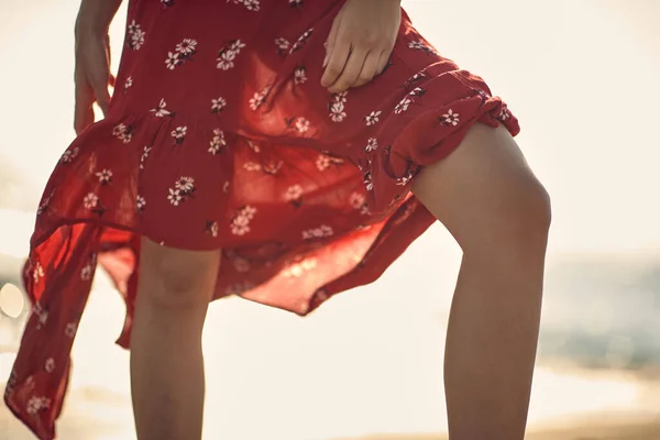 Aufnahme Von Beinen Einer Frau Rotem Kleid Die Posiert Mode — Stockfoto