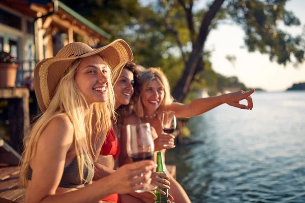 Bir Grup Bikinili Bayan Arkadaş Nehir Kenarındaki Barda Oturmuş Güzel — Stok fotoğraf