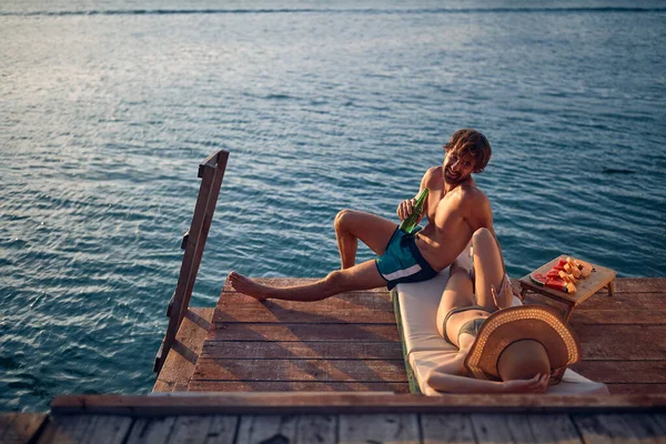 Schönes Paar Genießt Den Sommerurlaub Gemeinsam Strand — Stockfoto