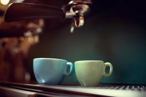 Kávé Készítésének Részletei Összezárni Két Csészével Kék Zöld — Stock Fotó