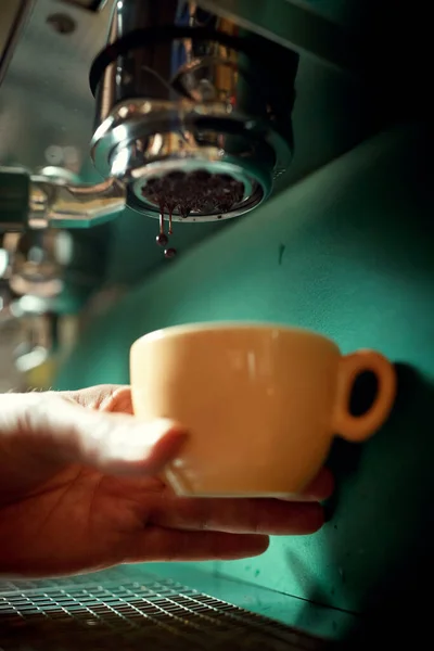 Kaukasische Männliche Hand Mit Orangefarbener Tasse Unter Der Espressomaschine — Stockfoto