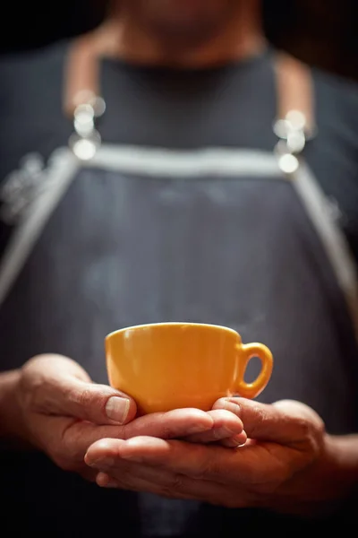 Homem Caucasiano Segurando Com Ambas Mãos Xícara Café Laranja Espaço — Fotografia de Stock