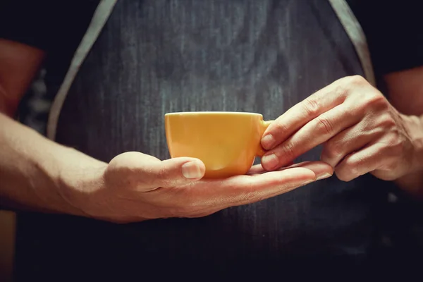 Sarı Fincanda Kahve Tutan Beyaz Adamın Ayrıntıları — Stok fotoğraf