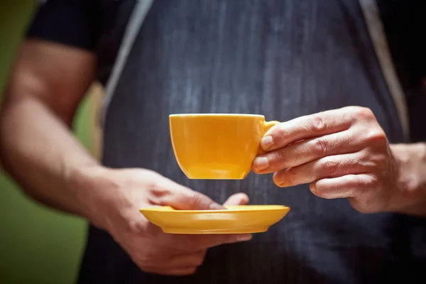 Részlet Kaukázusi Férfi Felvesz Egy Sárga Csésze Kávét Egy Tányérról — Stock Fotó