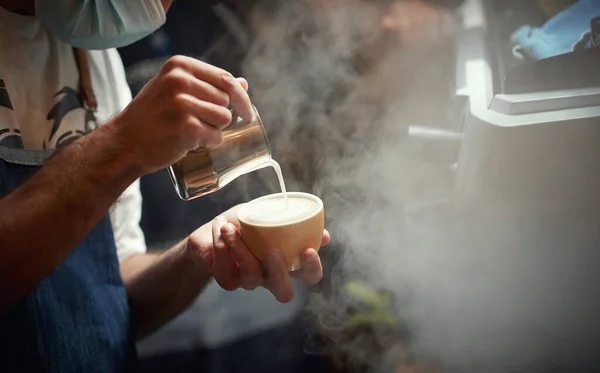 Blanke Man Giet Melk Een Koffie — Stockfoto
