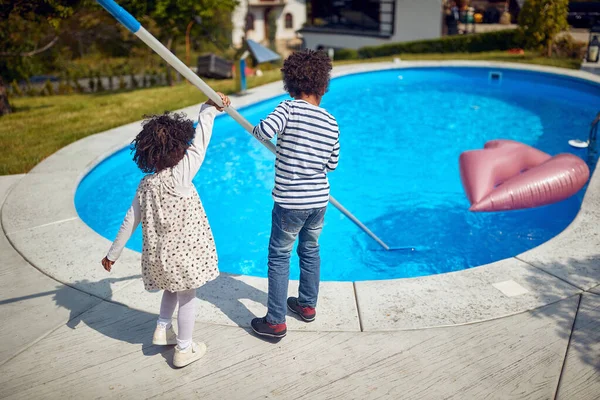 Teamwork Childhood Camaraderie Young Girl Boy Join Forces Clean Pool — Stock Photo, Image